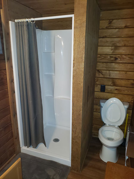 Alpine Hideaway Campground - Cabin 80 Bathroom